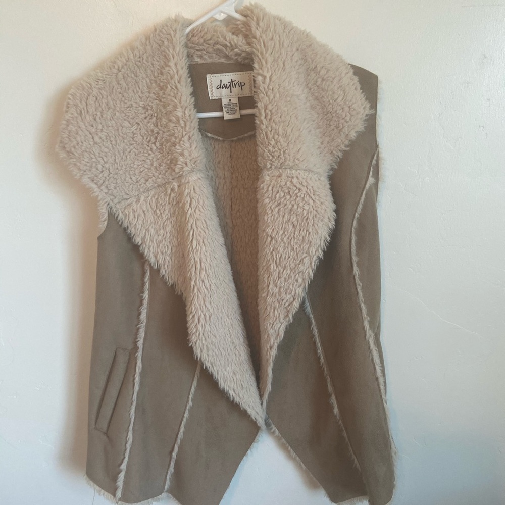 Daytrip Furry vest size medium